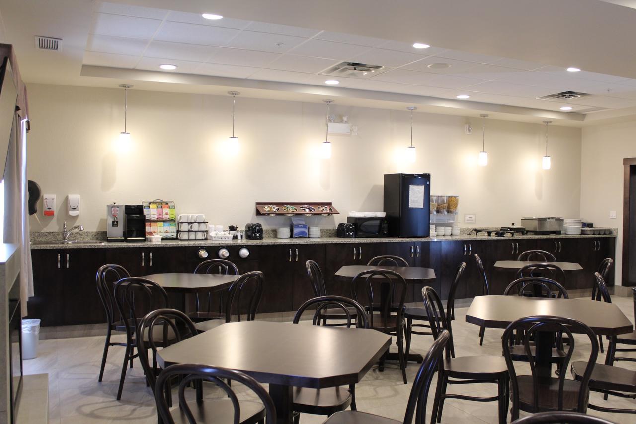 Prairie Moon Inn & Suites Macklin Luaran gambar
