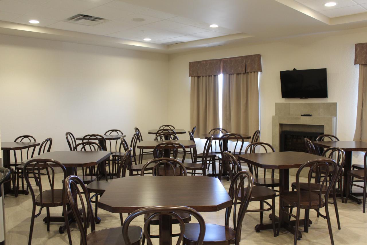 Prairie Moon Inn & Suites Macklin Luaran gambar
